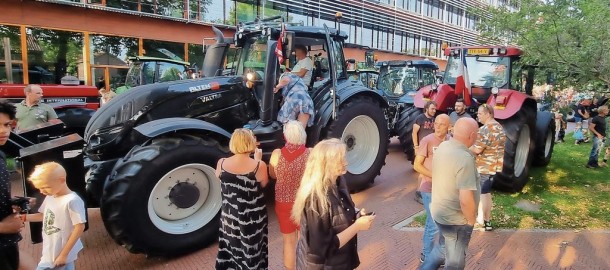 Trekkers bij gemeentehuis, foto persbureau Meter.jpg