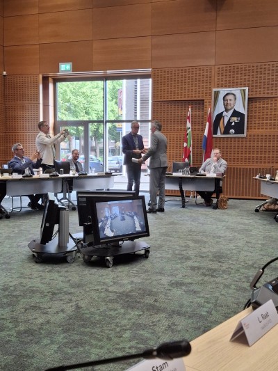 Overhandiging voorzittershamer in de Raad